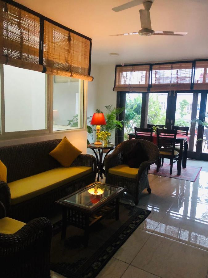 The Neem Bed & Breakfast New Delhi Bagian luar foto